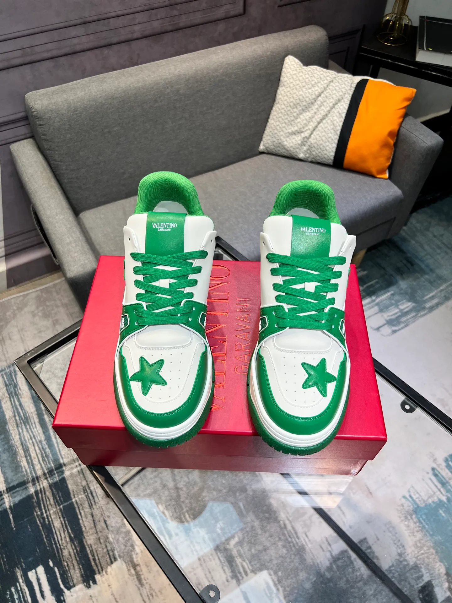 Men's Men's Shoes 💰660 Valentino 2023 early autumn new star shoes are now online! Wang Hedi and Ren Jialun have been worn by many celebrities. Who can refuse the same couple shoes as Wang Hedi! The design of Stars Stab My Heart is cool and spicy. The material of the shoes is cowhide, and every color is beautiful! Size 35-40, men’s size 39-44 (women’s 41, men’s 38, 45🉑️customized)
